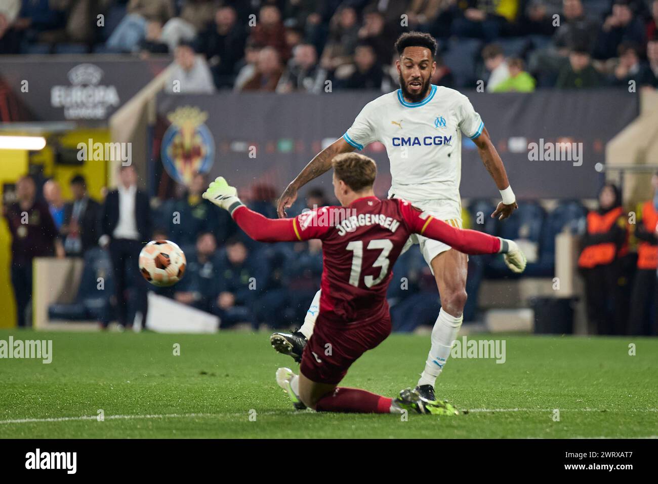 VILLARREAL, SPANIEN - 14. MÄRZ: Filip Jorgensen Torhüter von Villarreal CF tritt am 14. März 2024 im spanischen Estadio de la Ceramica im Achtelfinale der UEFA Europa League 2023/24 gegen Olympique Marseille gegen Pierre-Emerick Aubameyang Mittelstürmer um den Ball an. (Foto Von Jose Torres/Foto-Player-Bilder) Stockfoto