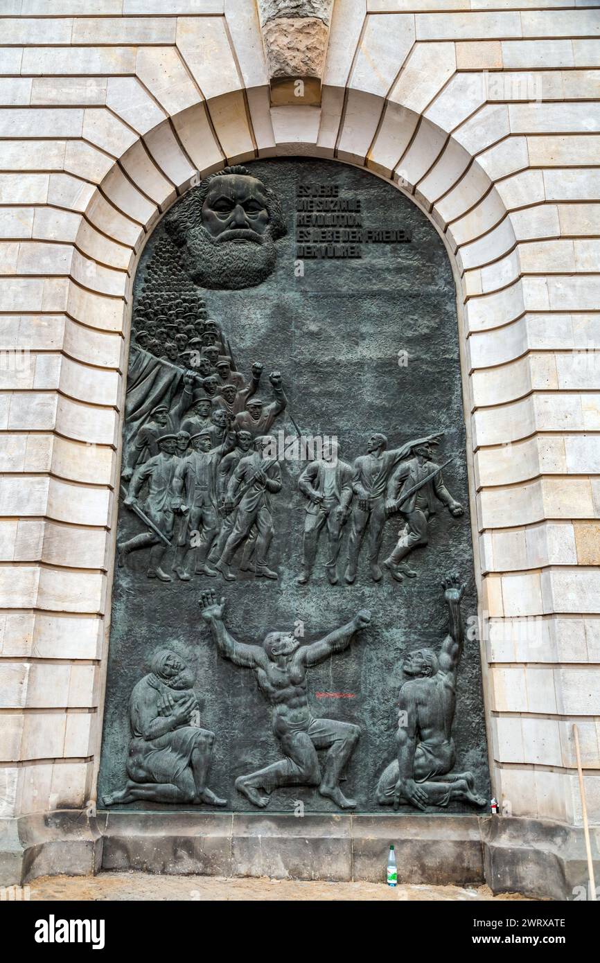 Berlin, Deutschland - 16. Dezember 2021: BAS-Relief-Darstellung von Karl Marx und der sozialistischen Idee auf einer Mauer in Berlin. Stockfoto