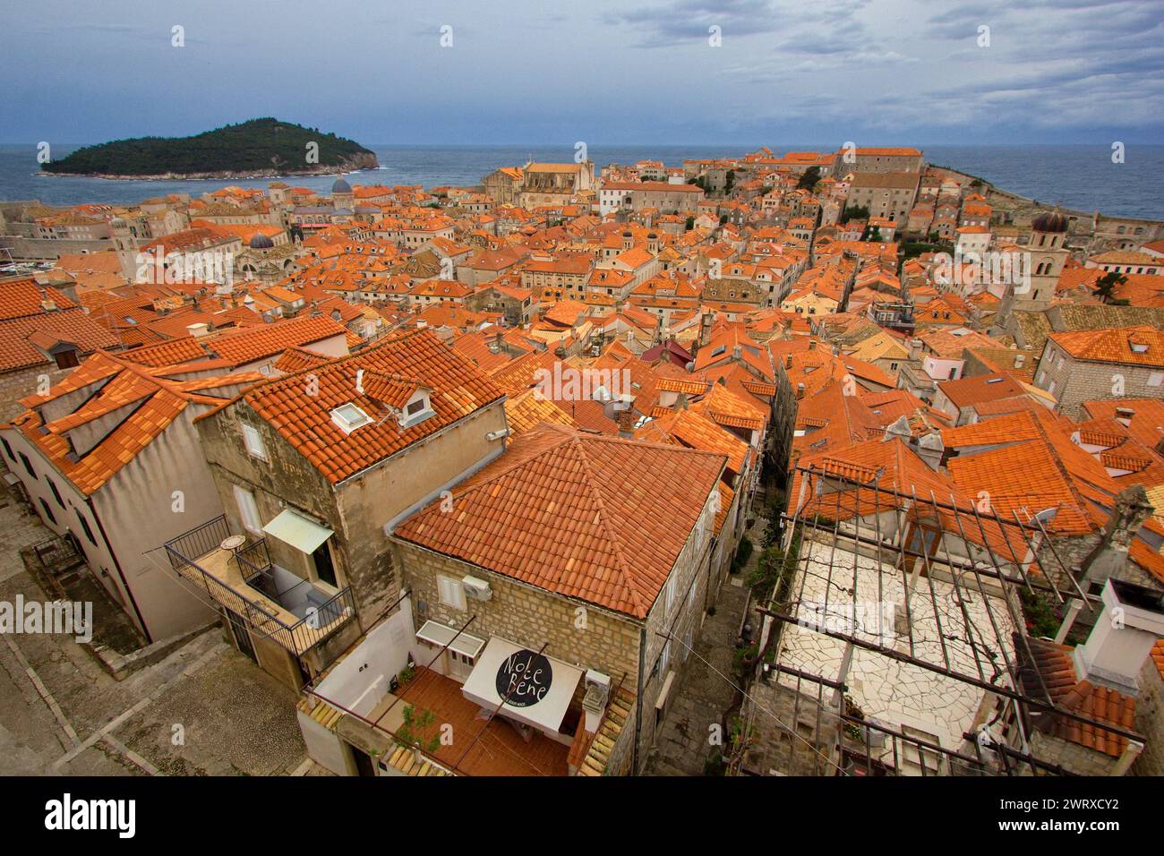 Weitwinkelblick auf die roten Dächer der historischen Stadt Dubrovnik, Dalmatien, Kroatien. Stockfoto