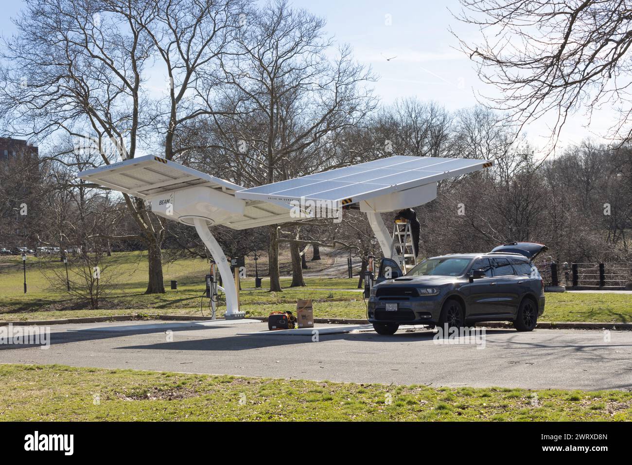 Eine Ladestation für Solarkraftwagen, die ausschließlich für städtische Fahrzeuge bestimmt ist, in Inwood Hill Park, New york City, durch Beam EV Charging; Stockfoto