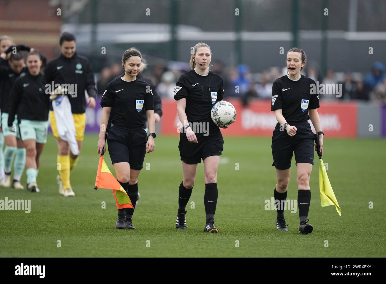 Everton FC gegen Chelsea FC Womens FA Cup Walton Hall Park Stadium LIVERPOOL ENGLAND 10. März 2024 am 10. März 2024 im Walton Hall Park Stadium Liverpool, England, sind die Beamten beim FA Cup der Frauen zwischen Everton FC und Chelsea FC auf dem Feld. Foto: Alan Edwards Stockfoto