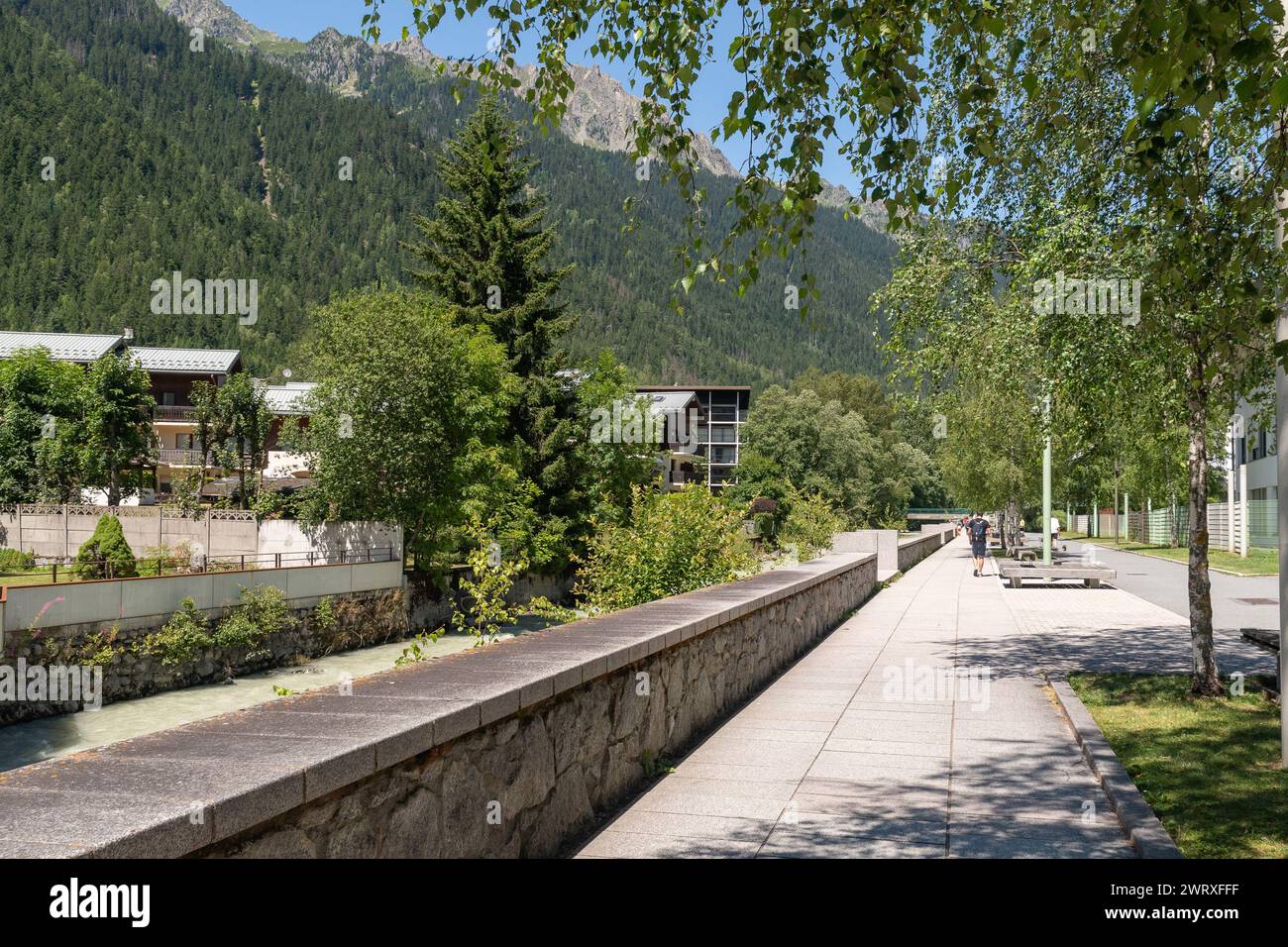 Flusspromenade du Fori mit den Aiguilles Rouges („Red Needles“) im Hintergrund im Sommer, Chamonix, Haute Savoie, Frankreich Stockfoto