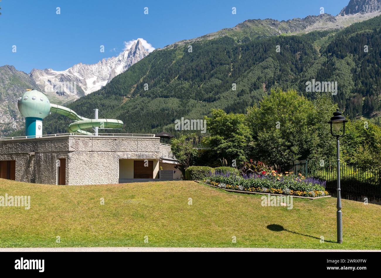 Außenansicht des Pools Richard Bozon mit dem Gipfel des Aiguille du Dru (Mont Blanc Massiv) im Hintergrund im Sommer, Chamonix, Frankreich Stockfoto