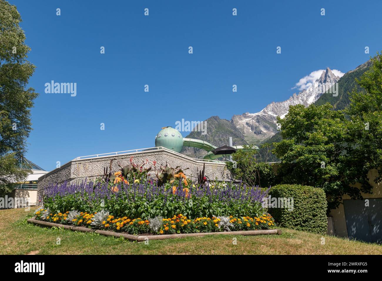Außenansicht des Pools Richard Bozon mit dem Gipfel des Aiguille du Dru (Mont Blanc Massiv) im Hintergrund im Sommer, Chamonix, Frankreich Stockfoto