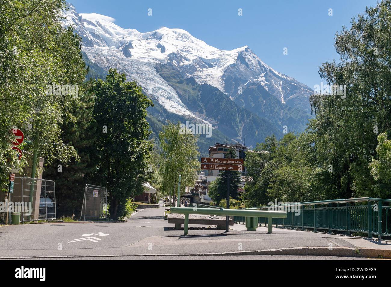 Uferpromenade du Fori mit Mont Blanc im Hintergrund im Sommer, Chamonix, Haute Savoie, Frankreich Stockfoto