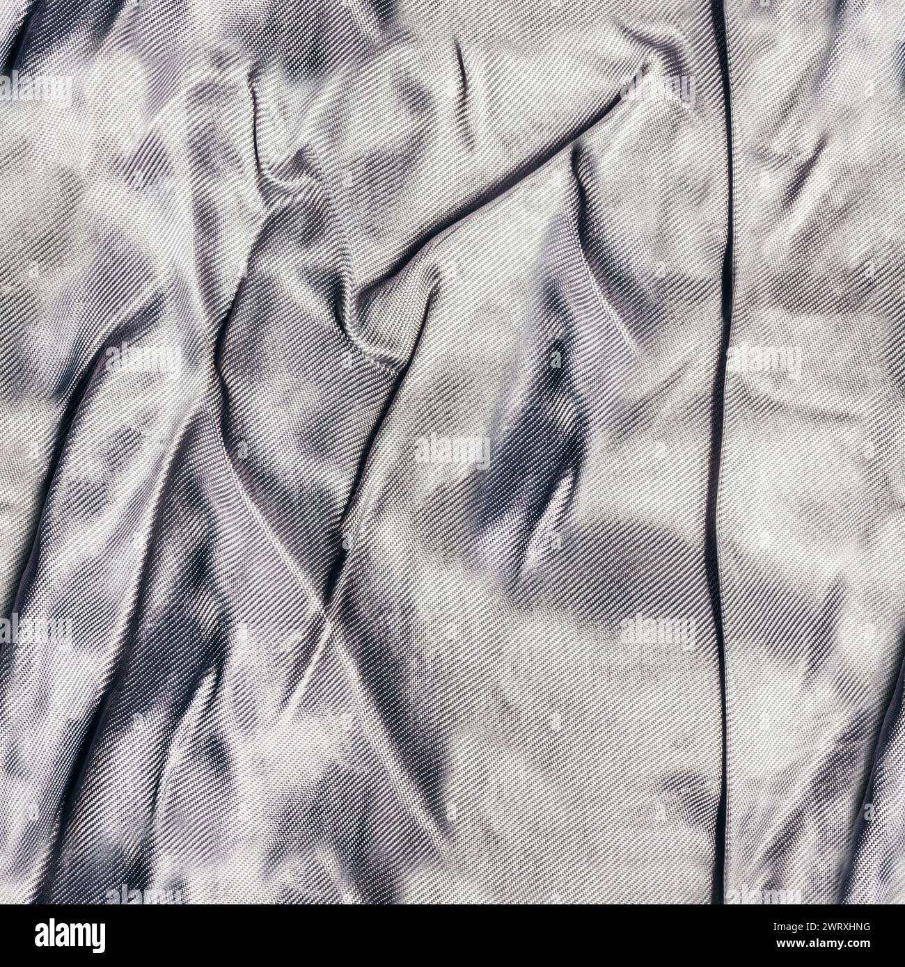Nahtloses Texturfoto aus grauem, faltigem Seiden- oder Satin-Vorhangmaterial. Stockfoto
