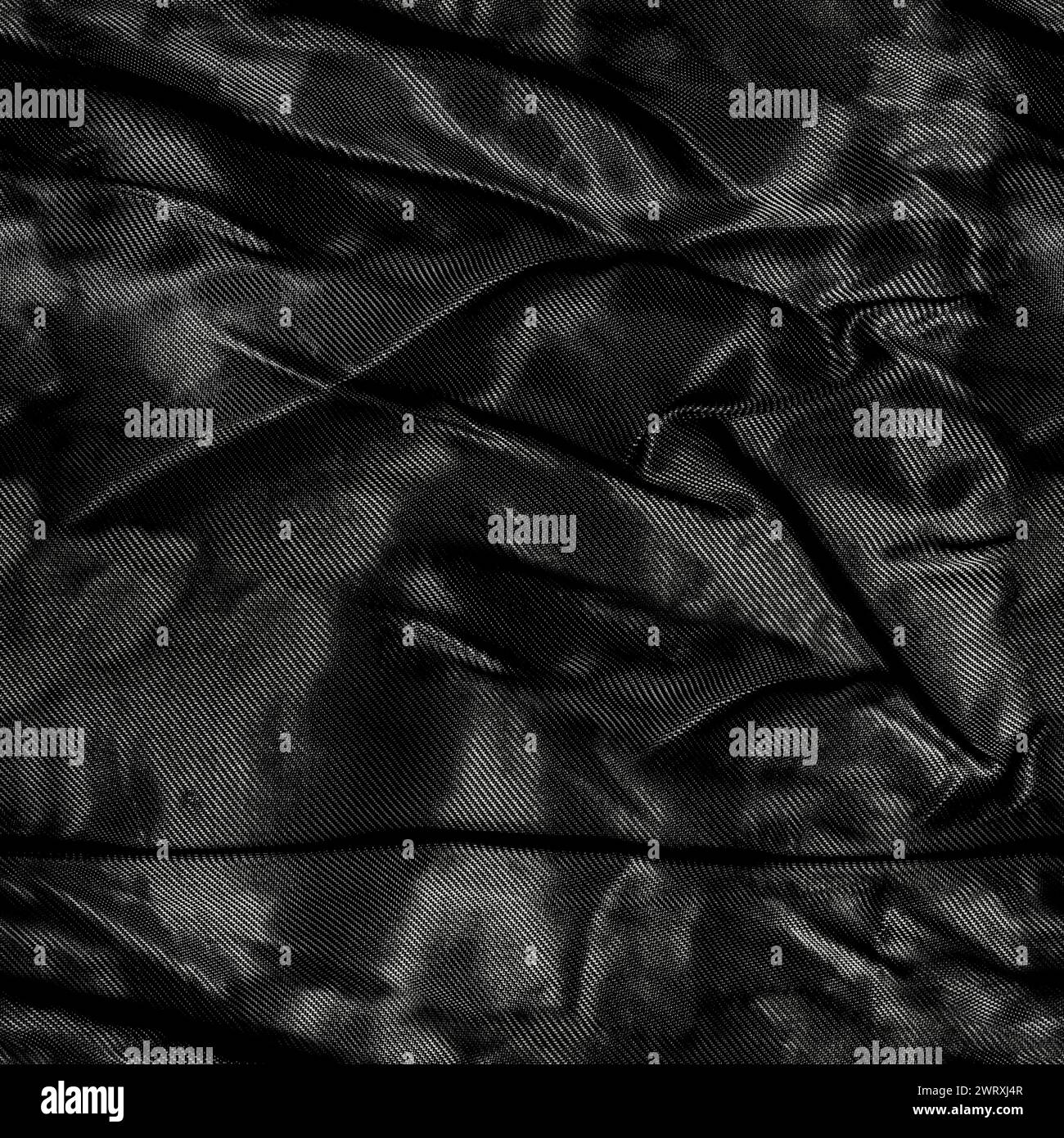 Nahtloses Strukturfoto aus schwarzem Faltenmaterial aus Seide oder Satin. Stockfoto