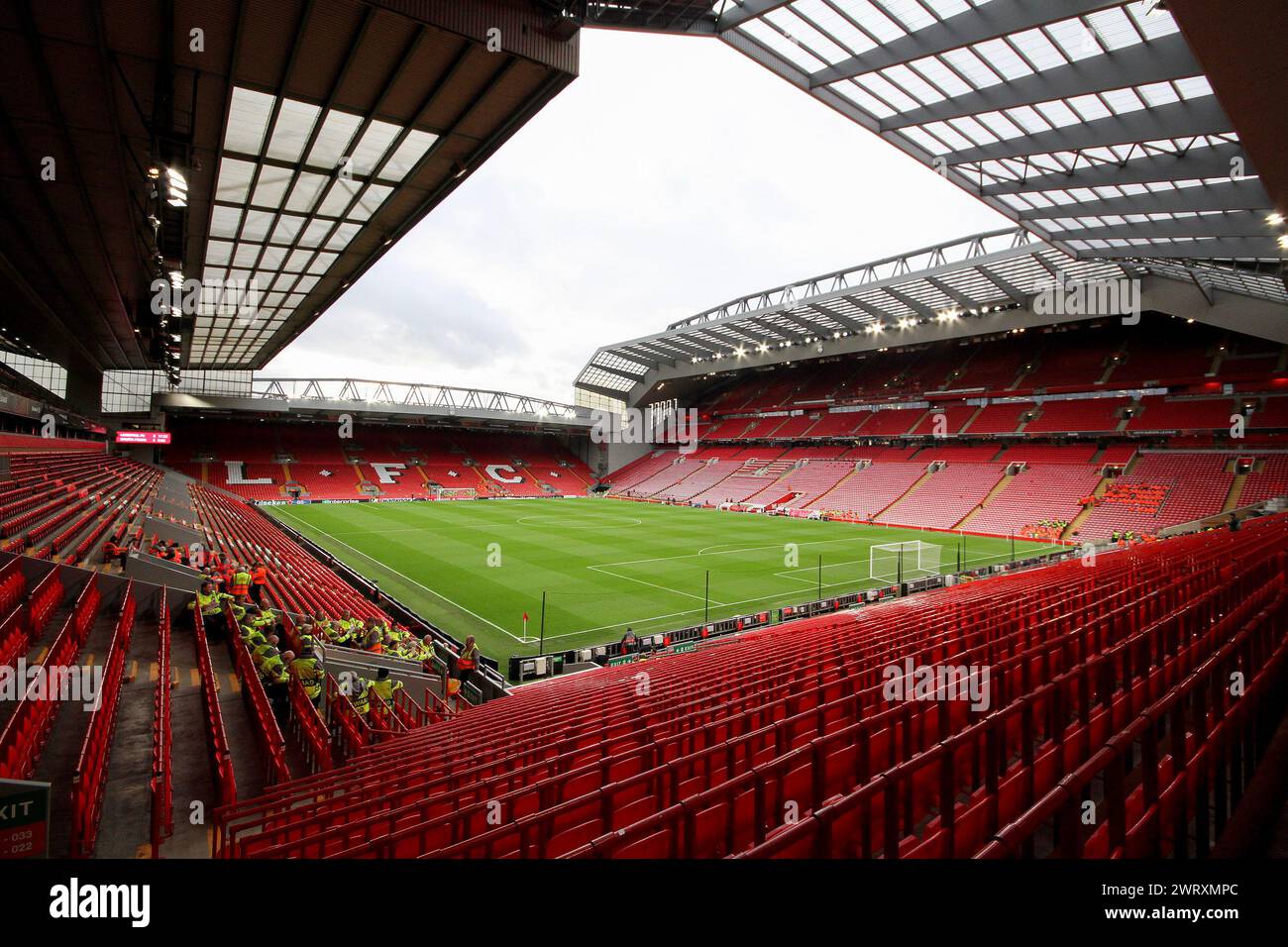 Liverpool, Großbritannien. März 2024. Allgemeiner Blick auf das Anfield Stadium vom neuen Anfield Road Stand in Richtung Kop. UEFA Europa League, Achtelfinale, Zweitspiel, Liverpool gegen Sparta Prag in Anfield in Liverpool am Donnerstag, den 14. März 2024. Dieses Bild darf nur für redaktionelle Zwecke verwendet werden. Nur redaktionelle Verwendung. bild von Chris Stading/Andrew Orchard Sportfotografie/Alamy Live News Credit: Andrew Orchard Sportfotografie/Alamy Live News Stockfoto