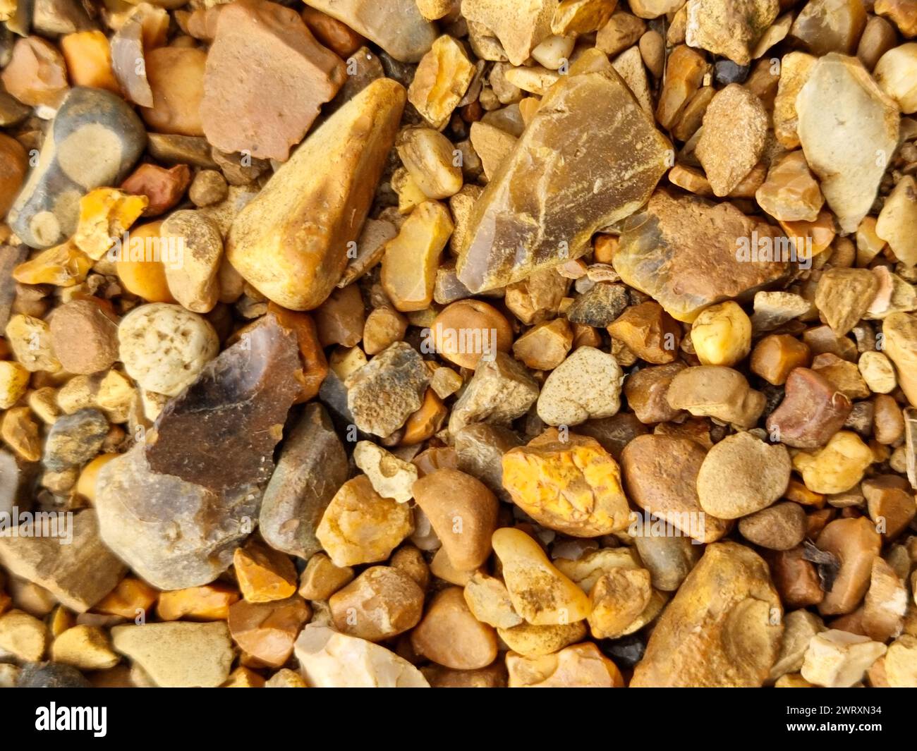 Blick von oben auf den runden Steinboden des Flusses Stockfoto