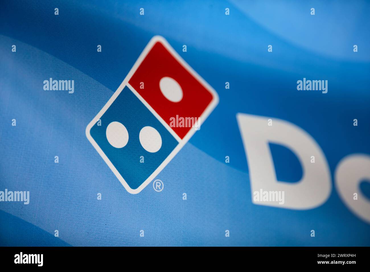 Gaziantep, Turkiye. März 2024. Gaziantep, Turkiye. 10. März 2024. Das Domino-Logo in einem Domino's Pizzarestaurant in Gaziantep, Süd-Turkiye. Domino's gehört zu den US-Handelsketten, die seit Beginn der israelischen Militäroffensive in Gaza von einer Boykottkampagne in Turkije betroffen sind. Diese Unternehmen wurden entweder wegen ihrer pro-israelischen Haltung im Krieg, ihrer angeblichen finanziellen Beziehungen zu Israel oder wegen ihrer Investitionen in Israel (Credit Image: © Zakariya Yahya/IMAGESLIVE via ZUMA Press Wire) auf die Boykottliste aufgenommen! Nicht für kommerzielle ZWECKE! Stockfoto