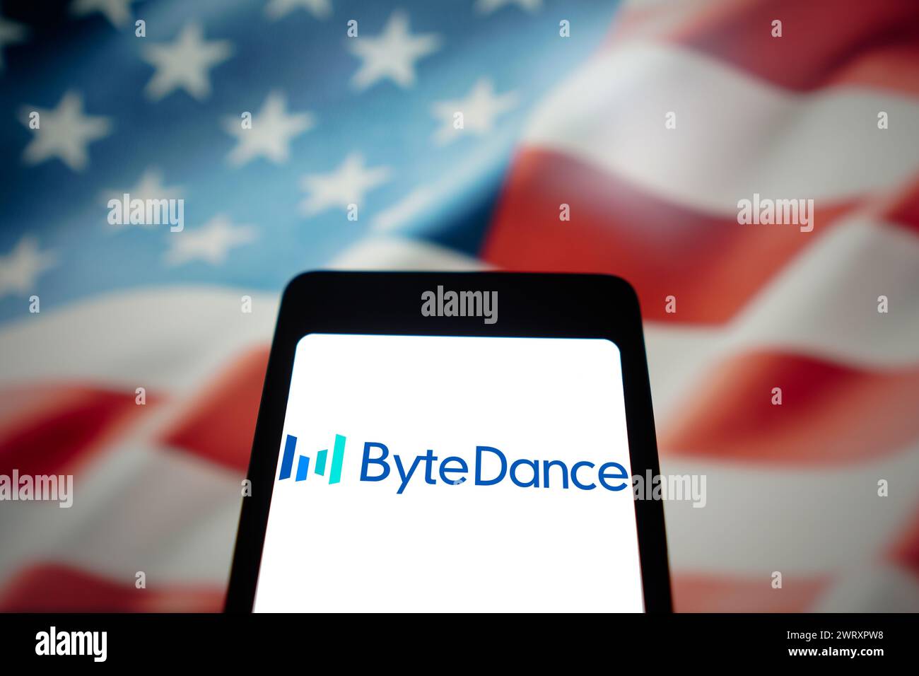 März 2024, Brasilien. In dieser Abbildung wird das ByteDance-Logo auf einem Smartphone-Bildschirm mit der Flagge USA im Hintergrund angezeigt Stockfoto