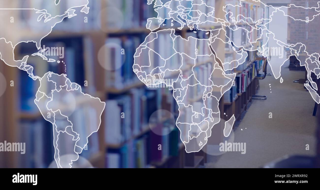 Bild von Weltkarte und leuchtenden Stellen über Büchern im Regal Stockfoto