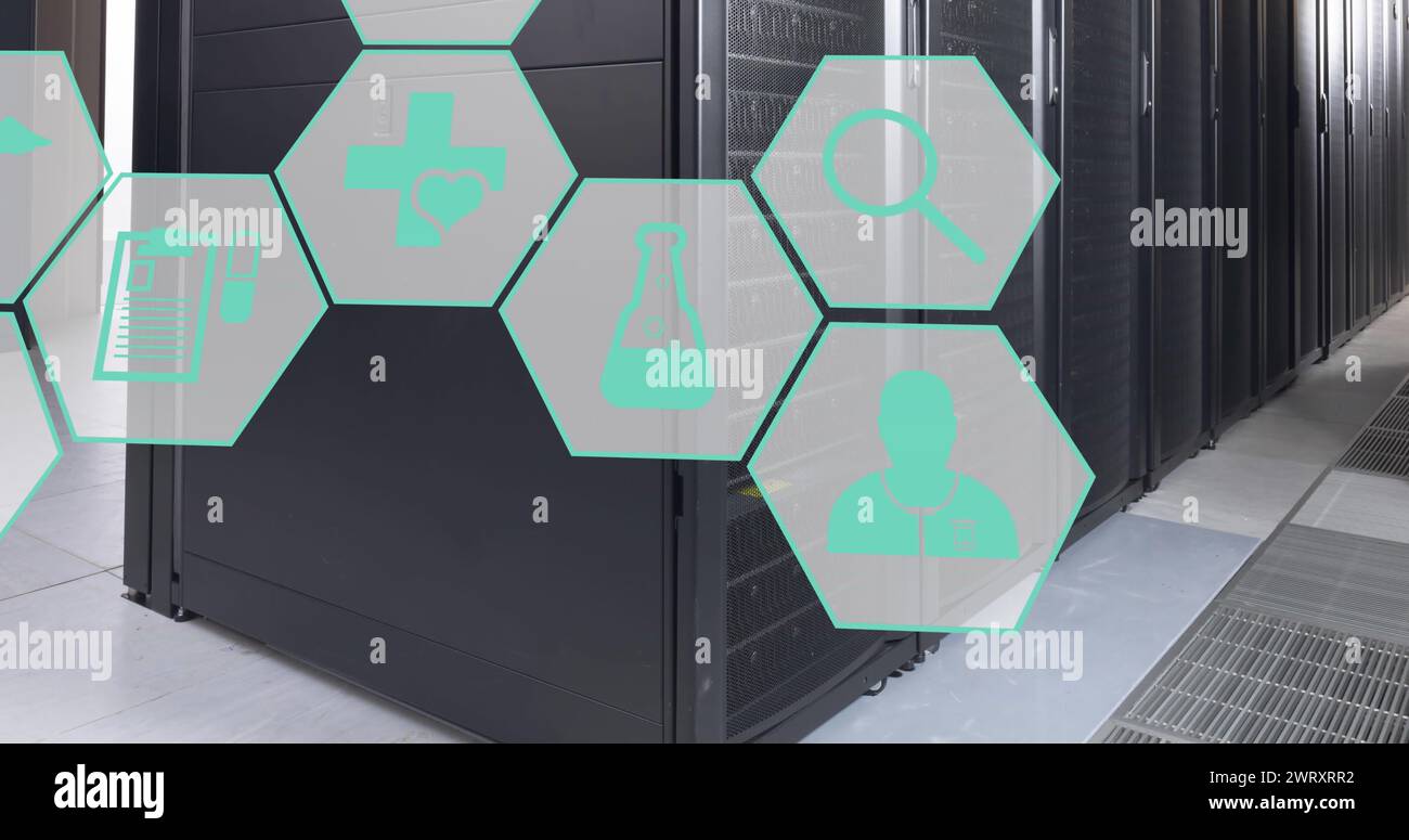 Abbildung mehrerer medizinischer Symbole im Computerserverraum Stockfoto