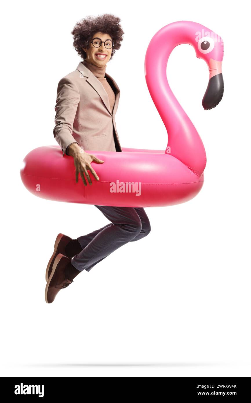 Mann, der mit einem großen aufblasbaren Flamingo-Gummiring springt, isoliert auf weißem Hintergrund Stockfoto
