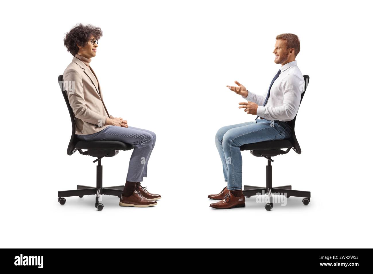 Profilaufnahme eines Bosses, der auf einem Bürostuhl sitzt und mit einem Mitarbeiter spricht, isoliert auf weißem Hintergrund Stockfoto