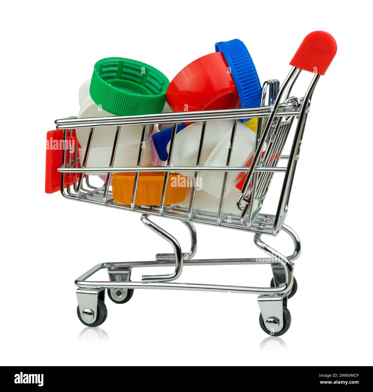Ein Einkaufswagen mit Plastikflaschen-Kappen. Konzept für Mikroplastik, Kunststoffverschmutzung, Konsumverhalten und Industrieabfälle. Mikroplastik Stockfoto