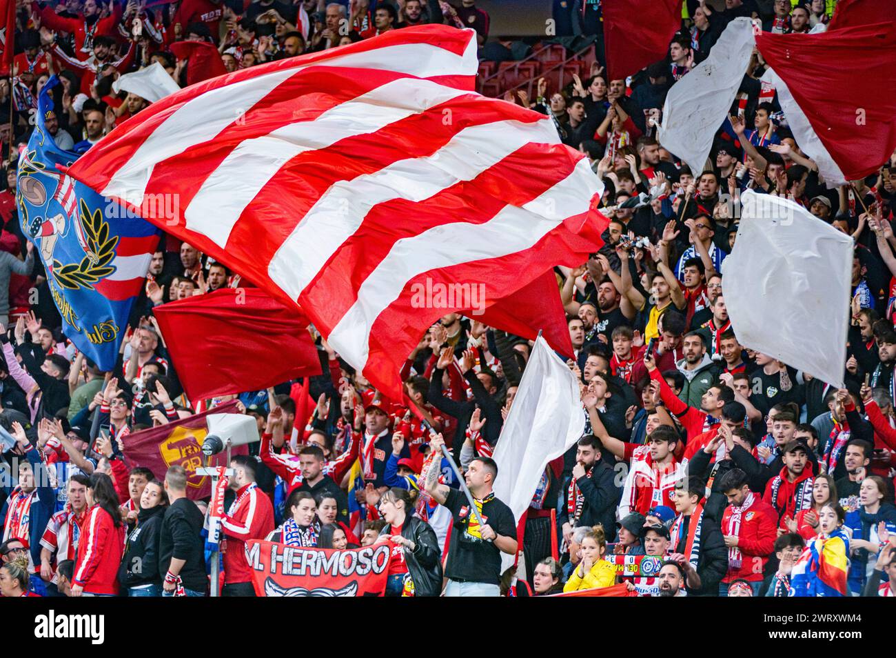 Atletico Madrid Fans, die während des Achtelfinale des Fußballspiels der UEFA Champions League 2023/24 zwischen Atletico Madrid und dem FC Internazionale im Metropolitano Stadion zu sehen waren. Endergebnis; Atletico Madrid 2:1 FC Internazionale. Stockfoto