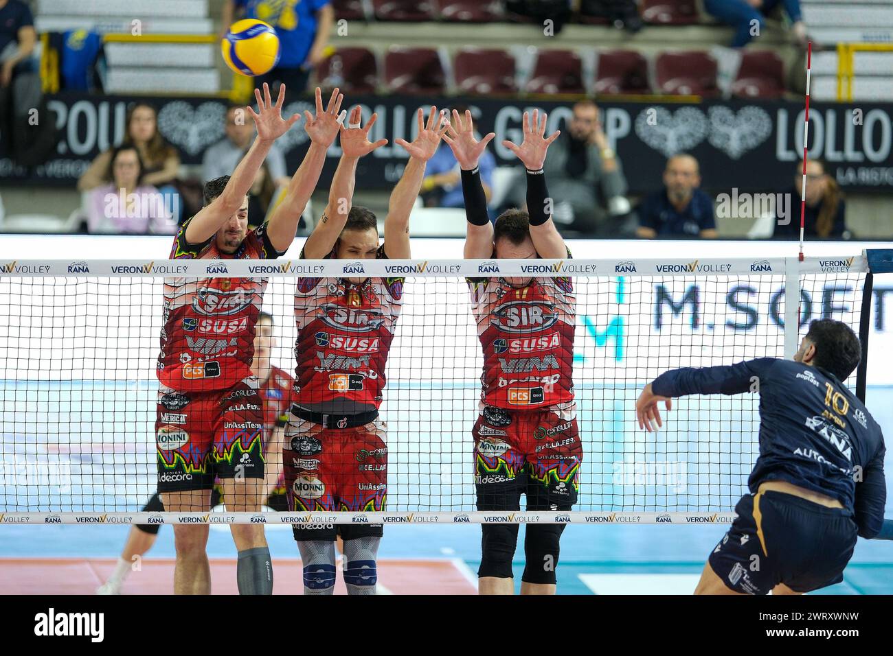 Simone Giannelli von Sir Susa VIM Perugia während des Spiels zwischen Rana Verona und SIR Susa VIM Perugia, das zweite Spiel der Viertelfinale Playoff-Serie o Stockfoto