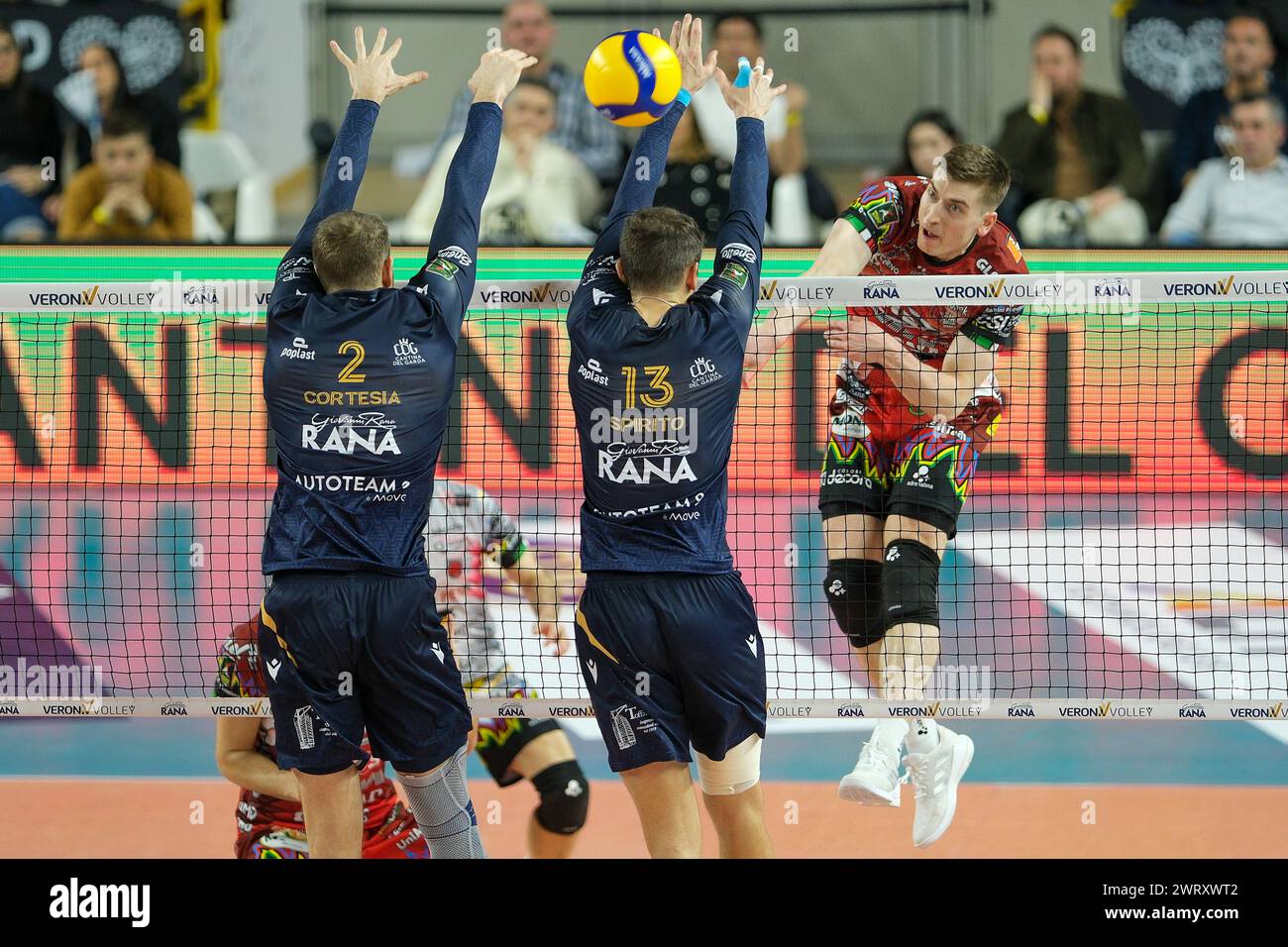 Kamil Semeniuk von Sir Susa VIM Perugia während des Spiels zwischen Rana Verona und SIR Susa VIM Perugia, zweites Spiel der Viertelfinale Playoff-Serie von Stockfoto