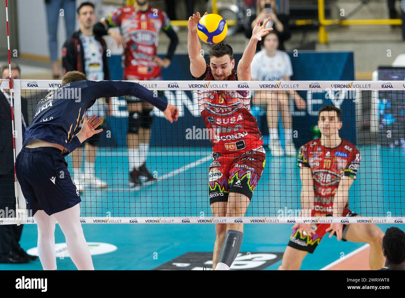 Simone Giannelli von Sir Susa VIM Perugia während des Spiels zwischen Rana Verona und SIR Susa VIM Perugia, das zweite Spiel der Viertelfinale Playoff-Serie o Stockfoto