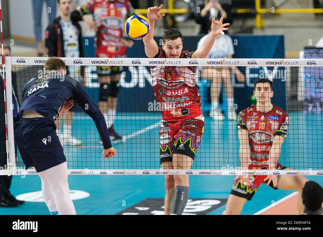 Simone Giannelli von Sir Susa VIM Perugia während des Spiels zwischen Rana Verona und SIR Susa VIM Perugia, das zweite Spiel der Viertelfinale Playoff-Serie o Stockfoto