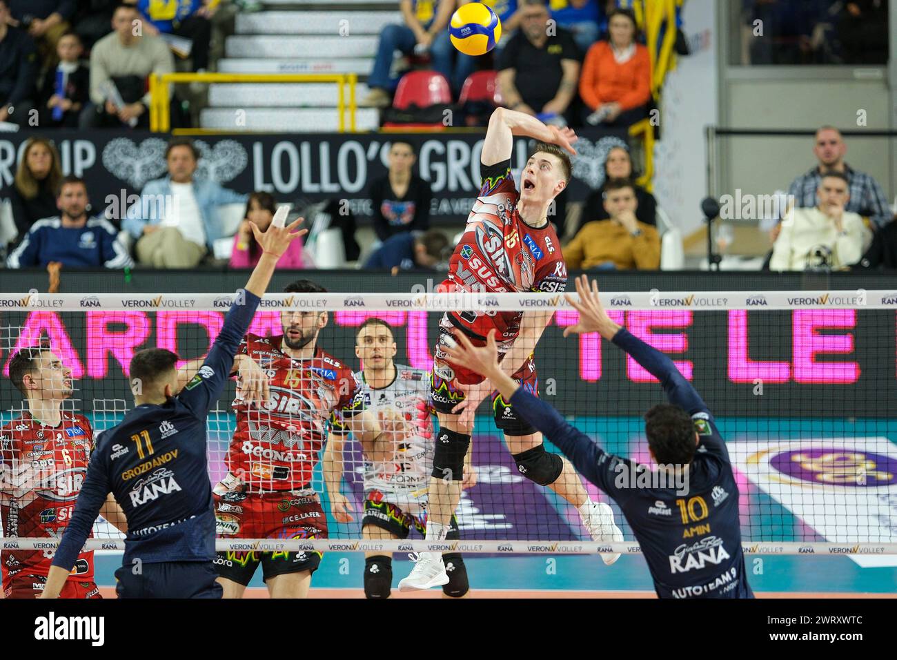 Kamil Semeniuk von Sir Susa VIM Perugia während des Spiels zwischen Rana Verona und SIR Susa VIM Perugia, zweites Spiel der Viertelfinale Playoff-Serie von Stockfoto