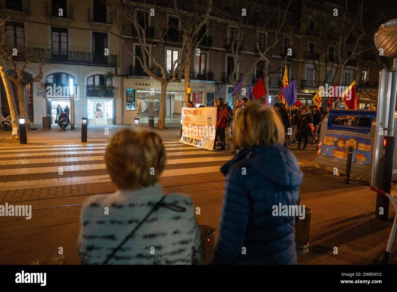 Manifestation in der kleinen Stadt Vilafranca del Pened&#xe8;s in der Nähe von Barcelona, &#x200b;&#x200b;gegen das Urteil des Obersten Gerichtshofs Spaniens gegen Adrian SAS, der als erster wegen der Proteste nach dem Referendum vom 1. Oktober 2017 zu Gefängnissen verurteilt werden könnte. Das Urteil wurde kurz nachdem der spanische Kongress das Amnestiegesetz gebilligt hatte, das ihm zugute kommen konnte. SAS wird beschuldigt, zwei Mossos d’Esquadra (katalanische Polizei) mit einem Fahnenmast angegriffen zu haben, was die Verteidigung bestreitet, da es keine Bilder gibt, die dies beweisen. Die Strafe verurteilt ihn zu drei Jahren und sechs Monaten Gefängnis. SAS hat bereits gelesen Stockfoto