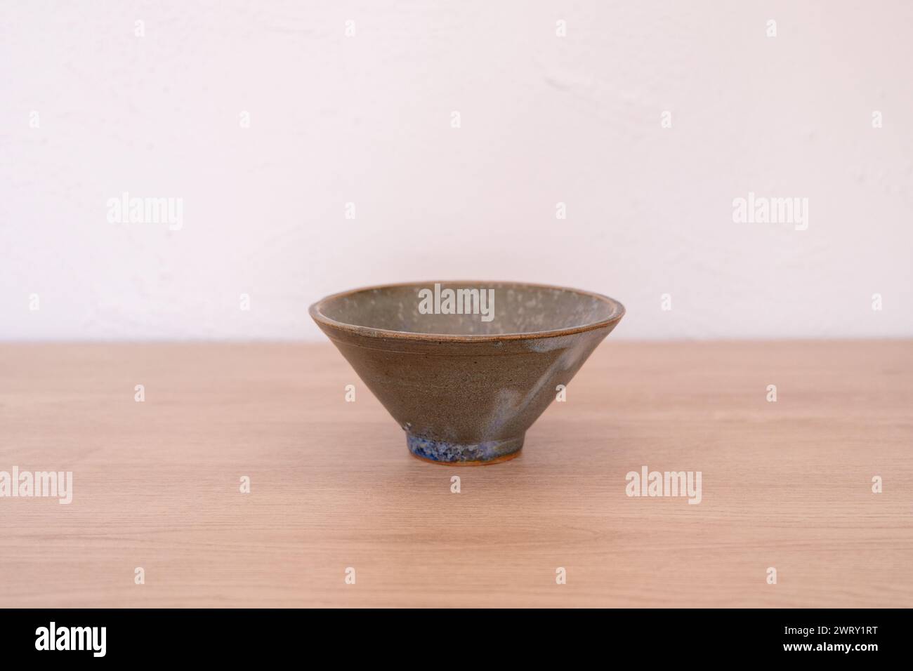 Handgefertigte Keramikschale im japanischen Stil auf Holz. Hochwertige Fotos Stockfoto