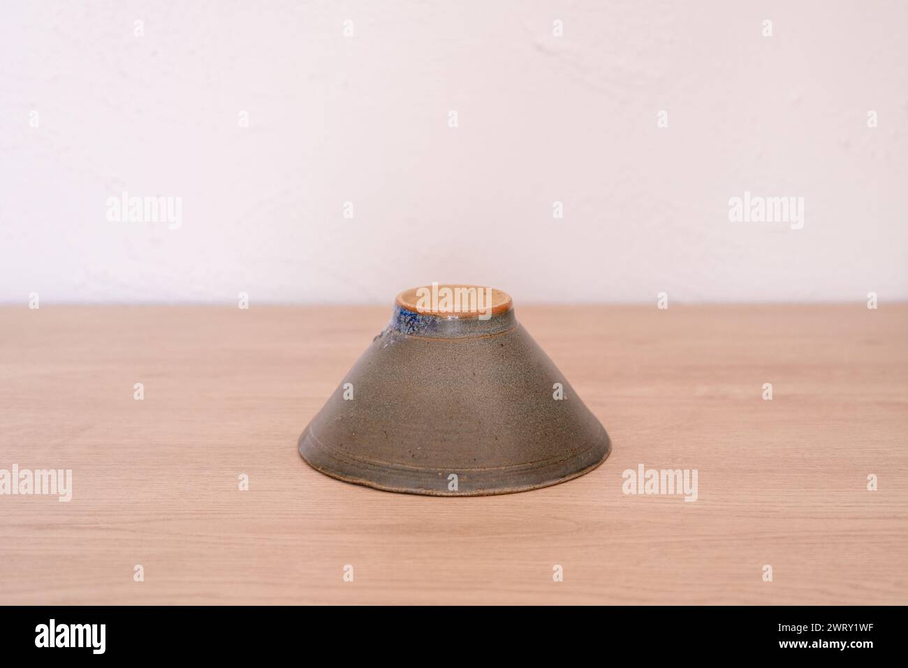 Handgefertigte Keramikschale im japanischen Stil auf Holz. Hochwertige Fotos Stockfoto
