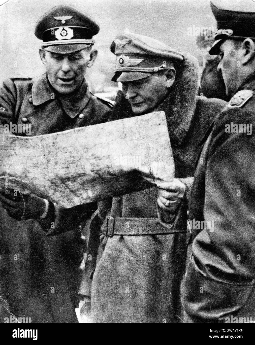 1. Januar 1940: Berlin, Deutschland: Dritter Reichsmarschall HERMANN GÖRING, Chef der Nazi-Luftwaffe, im Gespräch mit zwei seiner Stabsoffiziere. (Foto: © Keystone Press Agency/ZUMA Press Wire). NUR REDAKTIONELLE VERWENDUNG! Nicht für kommerzielle ZWECKE! Stockfoto