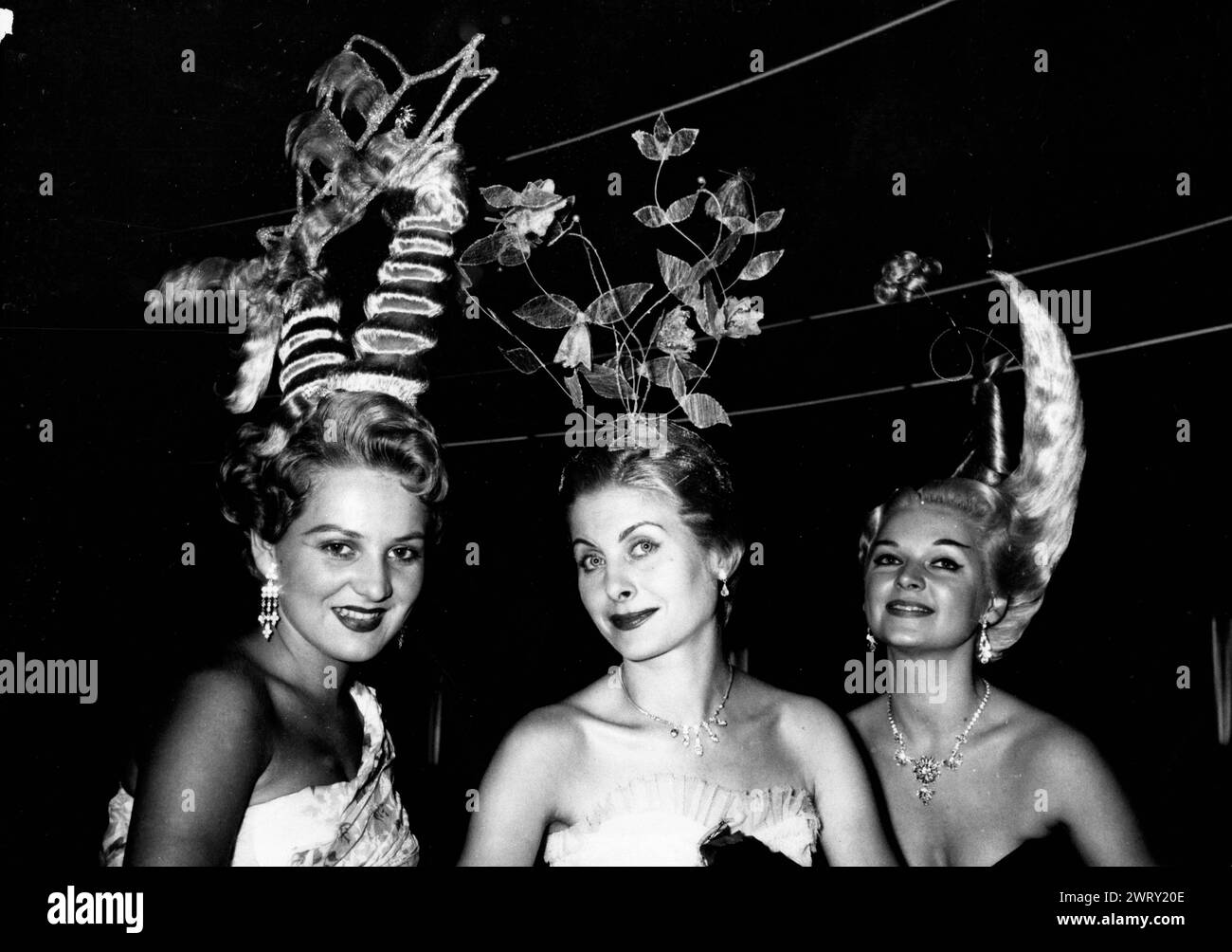 4. Januar 1947: Paris, Frankreich: Drei Frauen zeigen die neuesten französischen Frisuren, wie sie von den Masters of Hairstyling präsentiert wurden. (Foto: © Keystone Press Agency/ZUMA Press Wire). NUR REDAKTIONELLE VERWENDUNG! Nicht für kommerzielle ZWECKE! Stockfoto