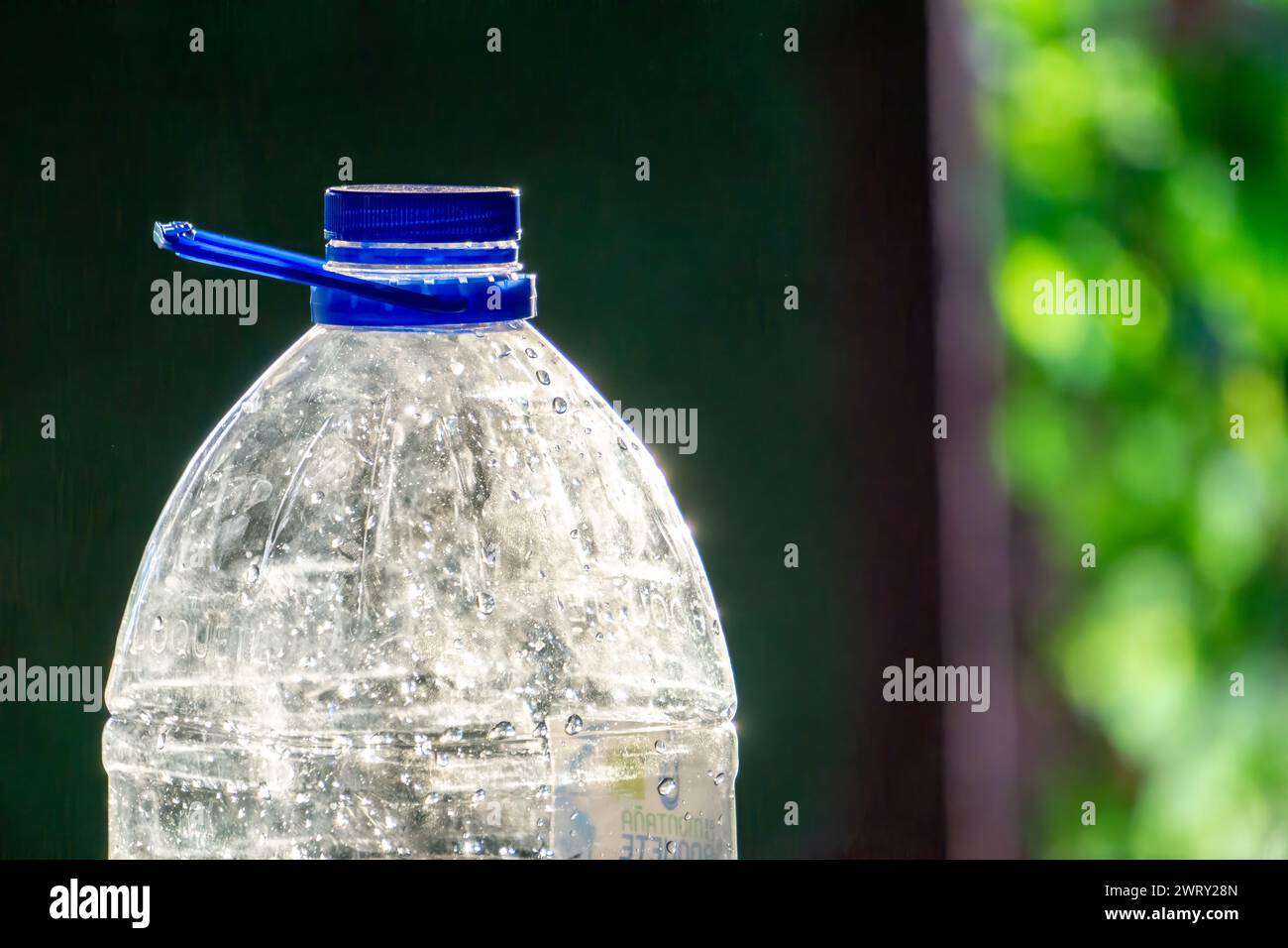 Plastikflasche mit Sonnenschein. Hochwertige Fotos Stockfoto