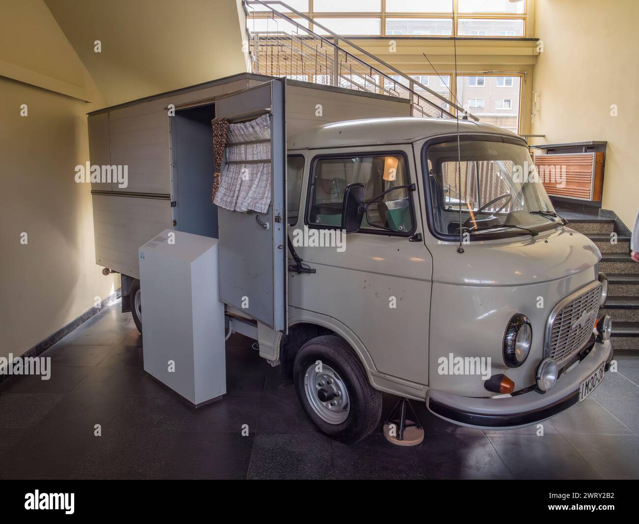 Ein Häftlingstransportfahrzeug (Barkas B 1000) im Stasi-Museum, Berlin. Stockfoto