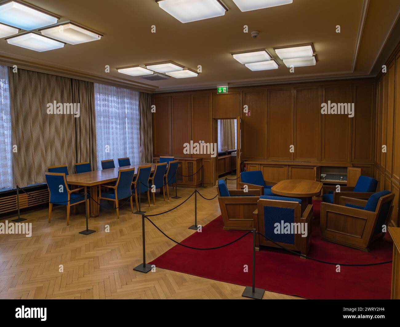 Besprechungstische im Büro von Erich Mielke (Leiter des MfS) im Stasi-Museum, dem ehemaligen Sitz des Ministeriums für Staatssicherheit. Berlin, Deutschland. Stockfoto