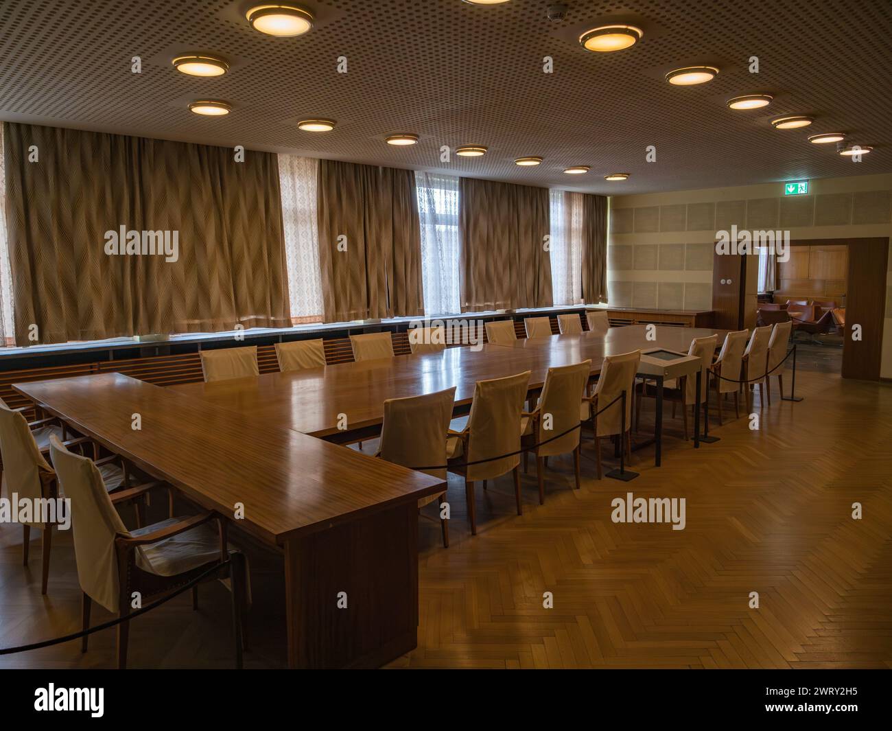 Allgemeiner Blick auf den großen Tagungsraum im zweiten Stock des Stasi-Museums, dem ehemaligen Sitz des Ministeriums für Staatssicherheit. Berlin, Deutschland. Stockfoto