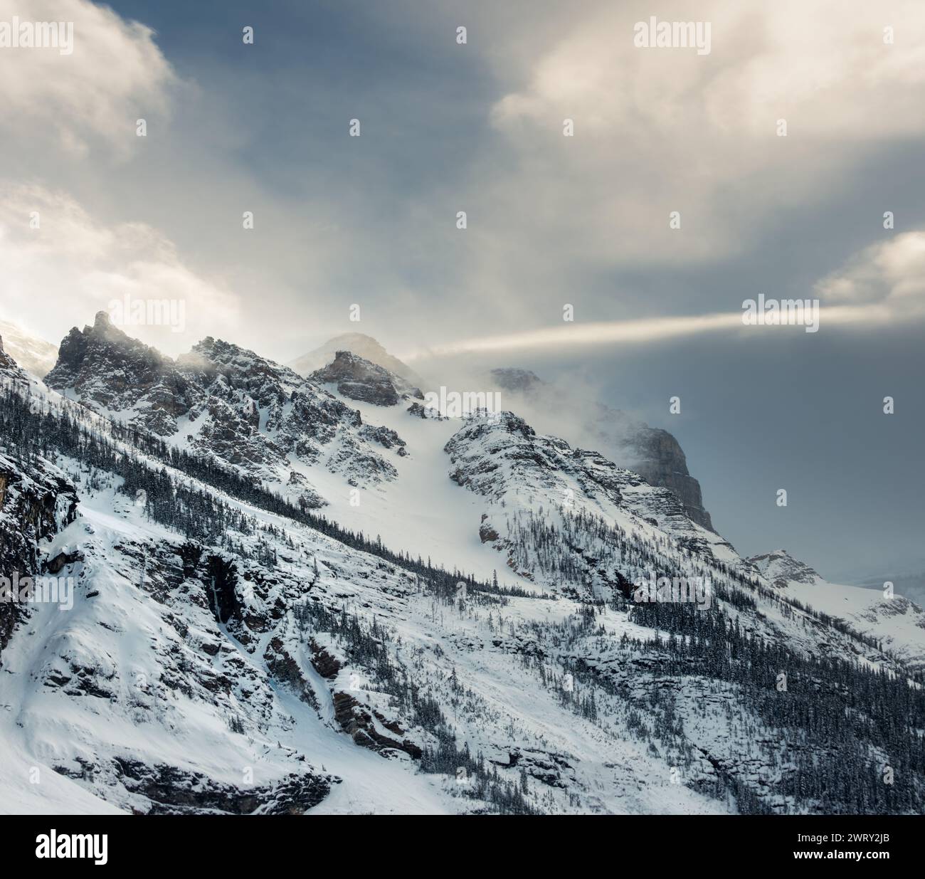 Canadian Rockies Landscape – schneebedeckte Gipfel in der Nähe des Lake Louise Banff National Park Alberta Canada Stockfoto