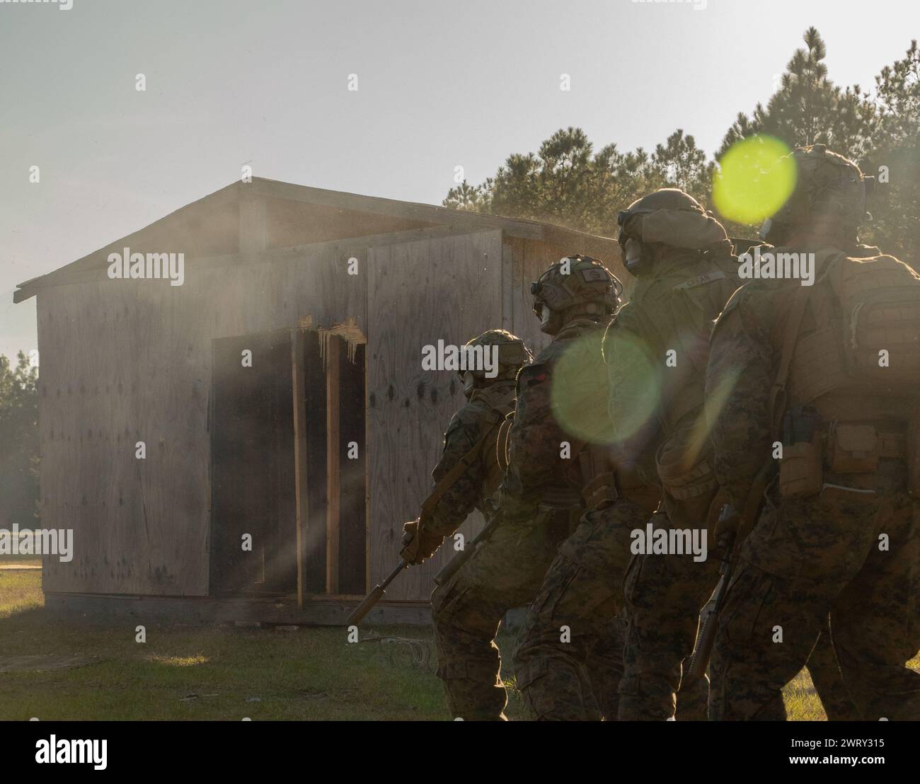 Kampfingenieure und Schützlinge des US Marine Corps mit dem Battalion Landing Team 1/8, 24th Marine Expeditionary Unit (MEU), brechen eine Tür während einer städtischen Durchbruchübung in Camp Lejeune, North Carolina, am 12. März 2024 ein. Die 24. MEU ist eine führende Krisenreaktionstruppe, die in der Lage ist, sofort einsatzbereit zu sein und zu landen. Die erfahrenen 24. MEU Marines und Seeleute, die aus der flexiblen Marine Air Ground Task Force bestehen, sind bereit, dem Ruf der Nation in die Krise zu begegnen, unabhängig vom Klima oder Ort. (Foto des U.S. Marine Corps von CPL. Aydan Millette) Stockfoto