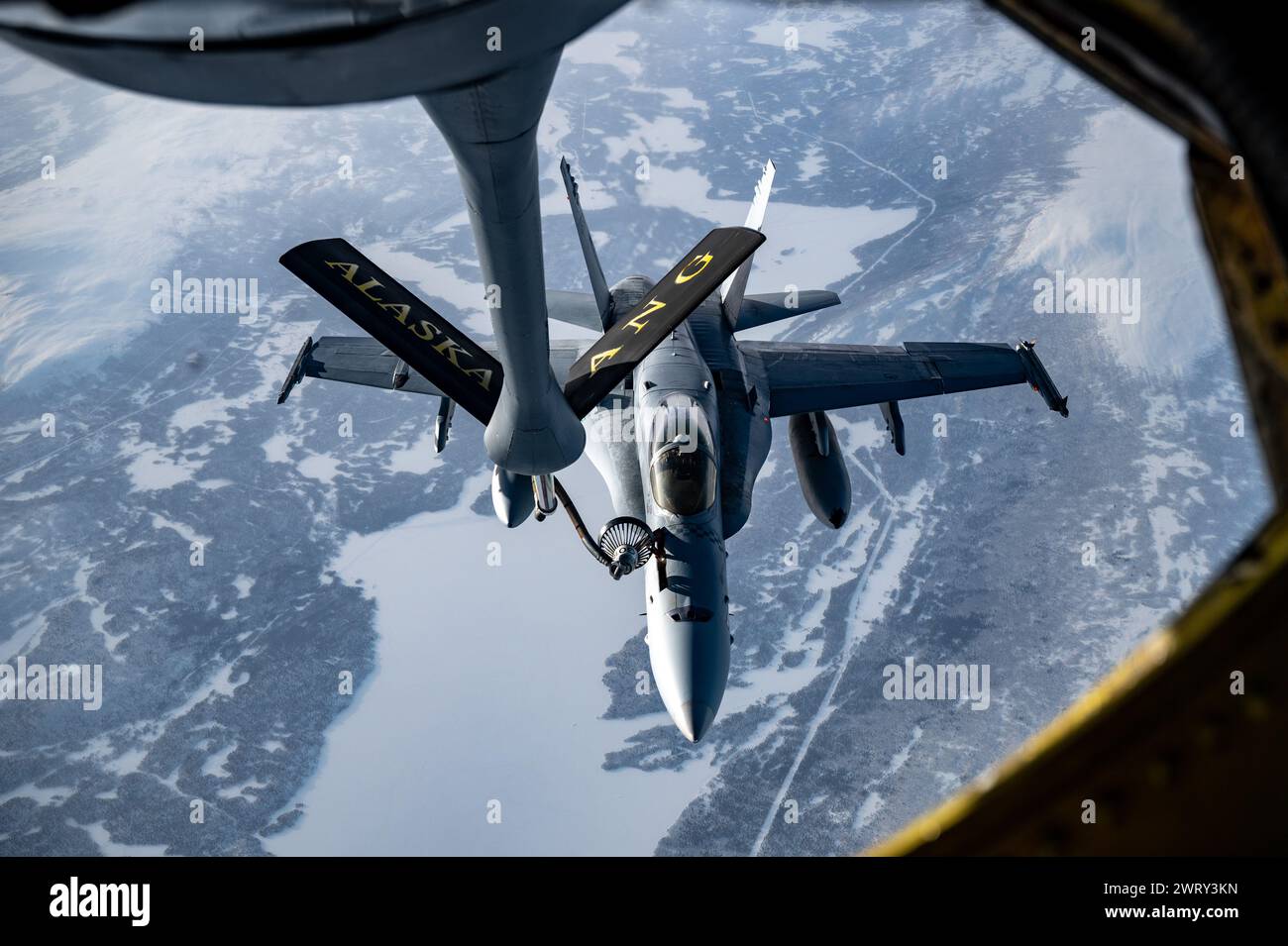Ein Stratotanker der US Air Force KC-135 vom 168. Flügel der Alaska Air National Guard betankt mit einem F/A-18 Hornet des 2. Marine Aircraft Wing während der Übung Nordic Response 24 im taktischen Luftraum über Schweden am 12. März 2024. Übungen wie NR24 sind ein konkreter Ausdruck des US-Engagements für unsere europäischen Verbündeten und Partner. (Foto der U.S. Air Force von Tech. Sergeant Steven Adkins) Stockfoto