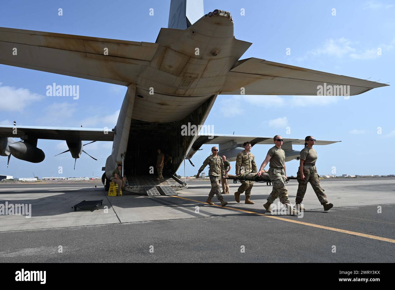 US-Army-Sanitäter der Task Force Paxton, 56th Stryker Brigade Combat Team, Pennsylvania National Guard, führen gemeinsame medizinische Evakuierungsübungen an Bord eines KC-130J Flugzeugs in Camp Lemonnier, Djibouti, 5. März 2024 durch. Zweck der Schulung ist es, die Interoperabilität mit wichtigen militärischen Ressourcen der USA sicherzustellen, um die Patientenübergabe zu und von einem Flugzeug zu beschleunigen, falls lebensrettende Maßnahmen und medizinische Evakuierung erforderlich sind. (Foto der US Army National Guard von CPT. Amanda Mayer) Stockfoto