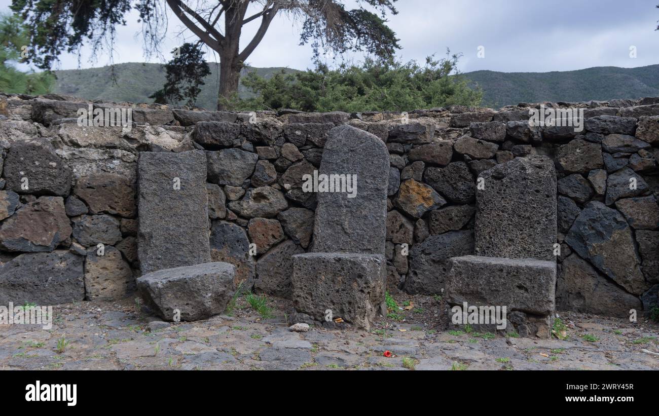 Geheimnisvolle Steinreste, historische Landschaft, unberührte Natur Stockfoto