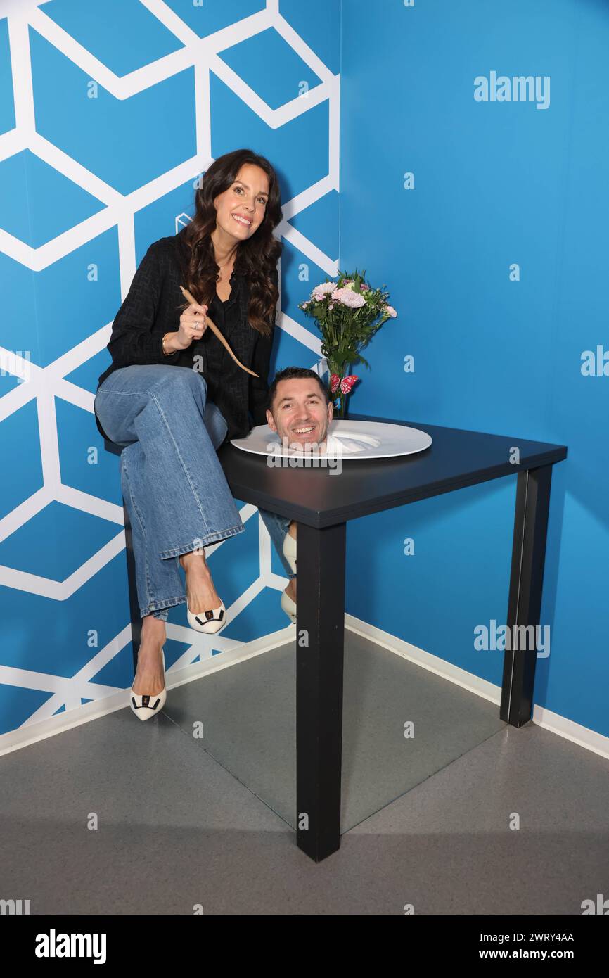 Vorsicht, optische Täuschung: Nikolina Lackovic Museen-Geschäftsführerin mit Ehemann Blazenko Lackovic Trainer HSV Handball während der Jubiläumsfeier, das Museum der Illusionen in Hamburg feiert 5jähriges Jubiläum und hat seine Attraktionen erweitert, 14.3.2024 *** Achtung, optische Illusion Nikolina Lackovic Museumsgeschäftsführerin mit Ehemann Blazenko Lackovic Coach HSV Handball während der Jubiläumsfeier feiert das Museum der Illusionen in Hamburg sein 5-jähriges Bestehen und hat seine Attraktionen um 14 3 2024 erweitert Stockfoto
