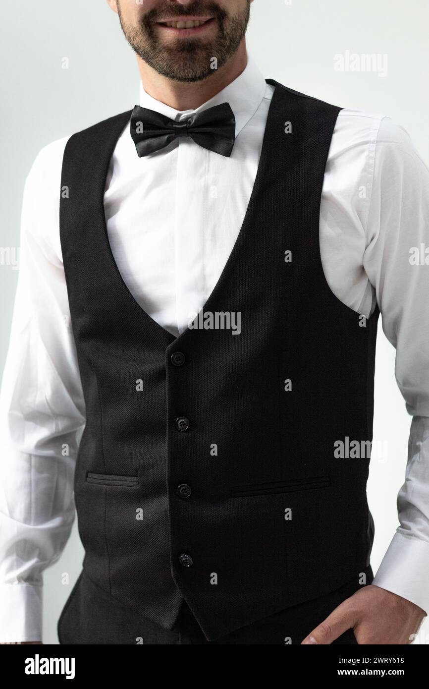 Bulgarien - 03 19 2024: Schwarzer Smoking mit weißem Hemd und schwarzem Bowtie auf einem echten männlichen Model. Stockfoto Bulgarien - 03 19 2024: Schwarzer Smoking mit weißem Hemd und schwarzem Bowtie auf einem echten männlichen Model. Stockfoto