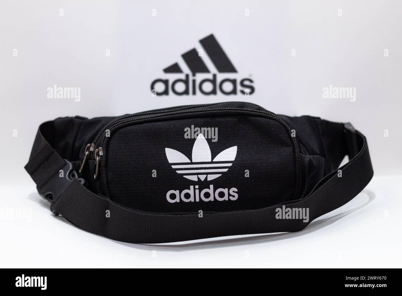 Bulgarien - 03 19 2024: Adidas Handtasche für Jungen. Stockfoto