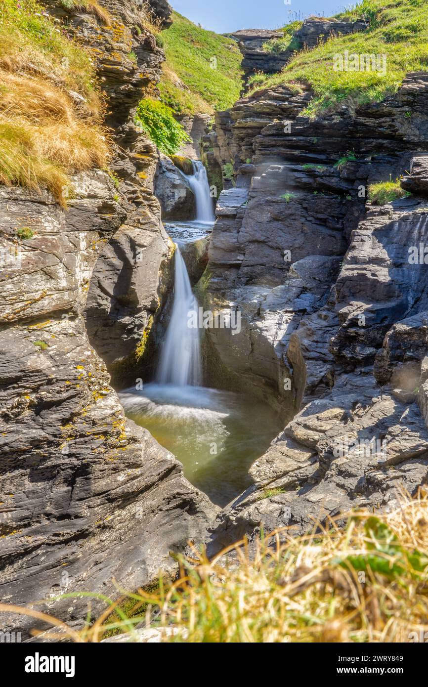 Malerische Aussicht über felsige Tal und die Trevillet River Wasserfall im Sommer 2018, Rocky Valley, North Cornwall, Cornwall, England, Großbritannien Stockfoto