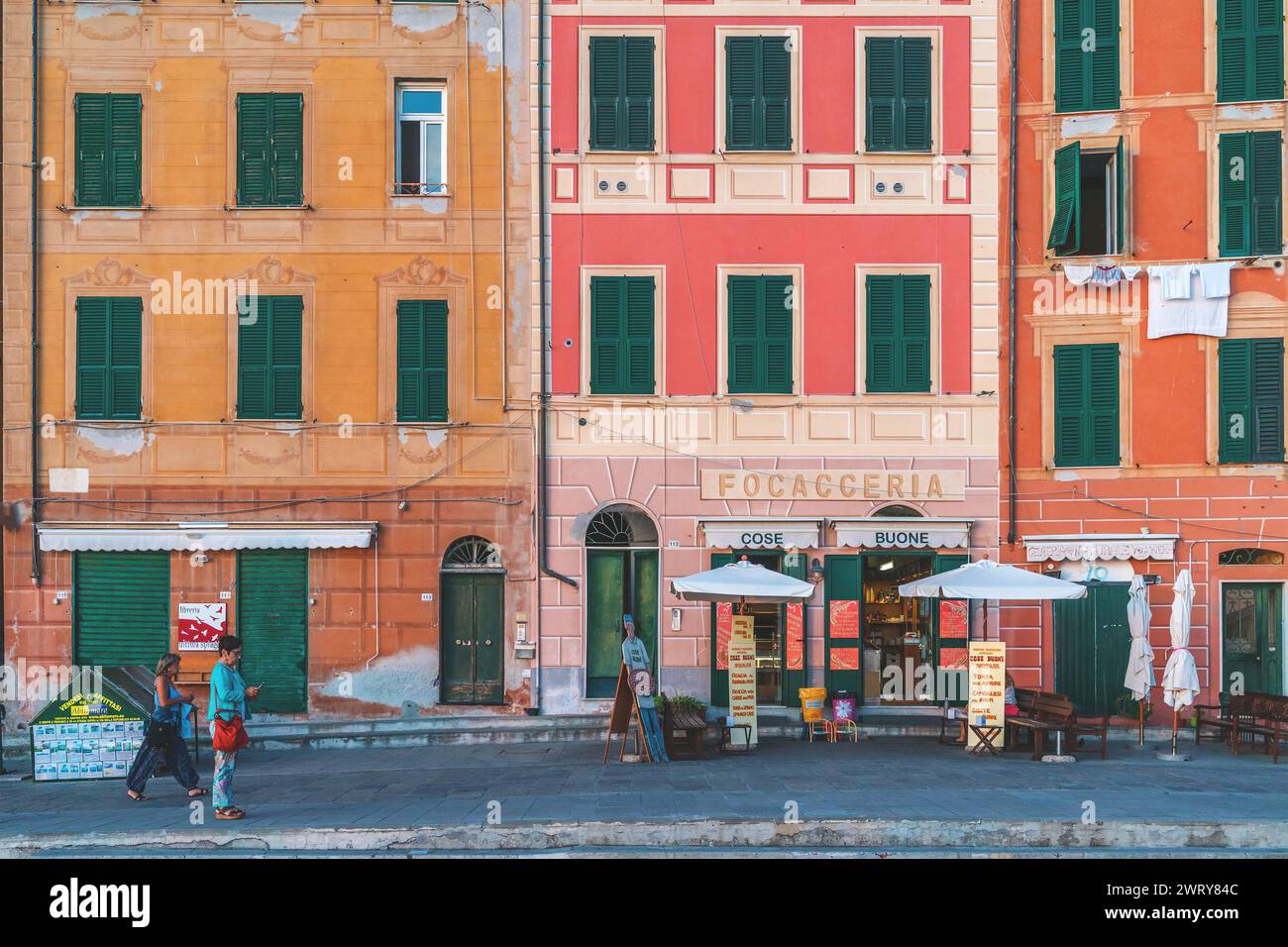 Farbenfrohe italienische Hausfassaden und Geschäfte, darunter eine Focacceria entlang der Via Giuseppe di Garibaldi in Camogli 2019, Ligurien, Großbritannien, Europa Stockfoto