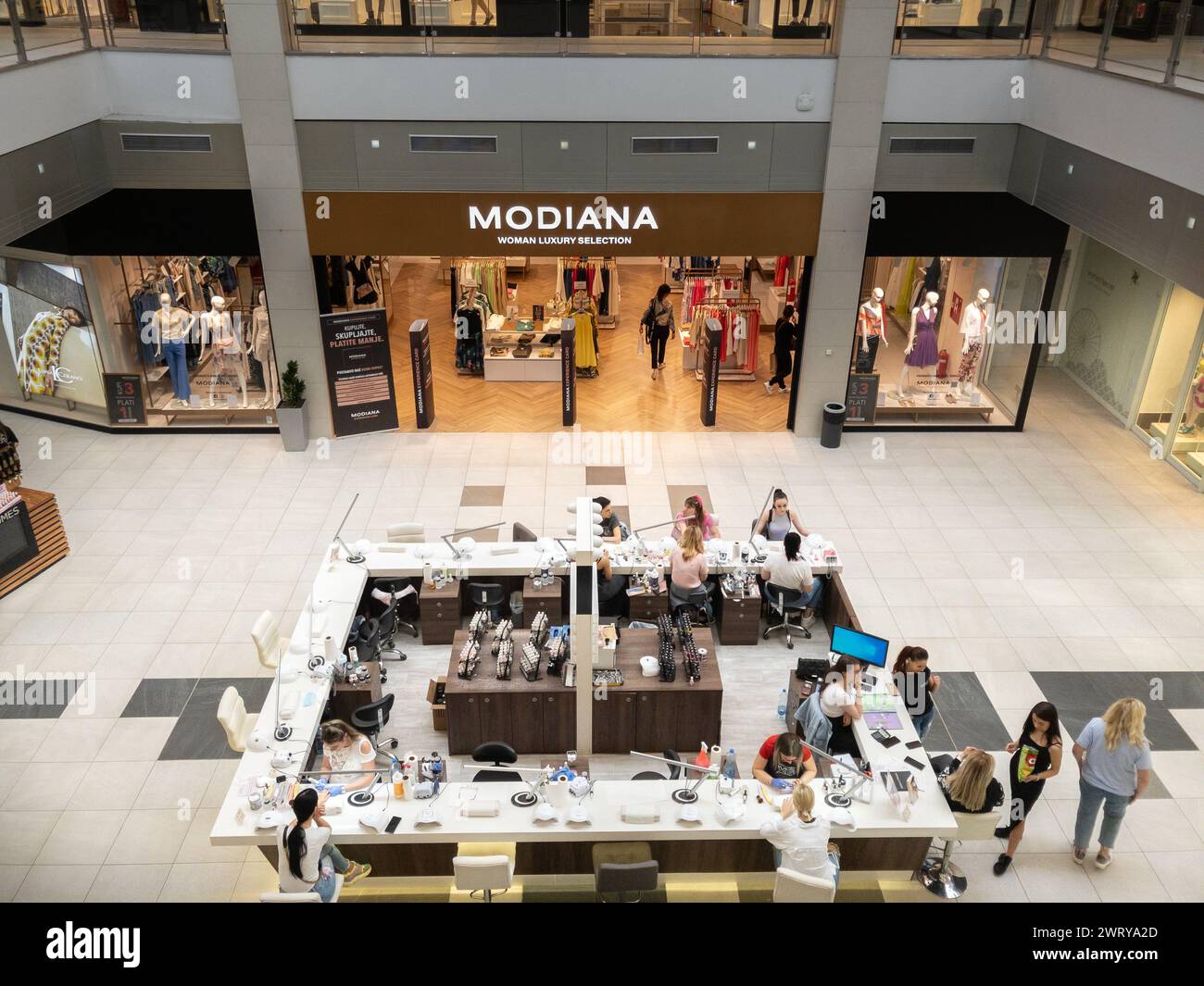 Bild eines Nagelsalons in einem Einkaufszentrum in Belgrad, Serbien. Ein Nagelsalon oder Nagelbar ist ein spezieller Schönheitssalon, der hauptsächlich Nagel C anbietet Stockfoto