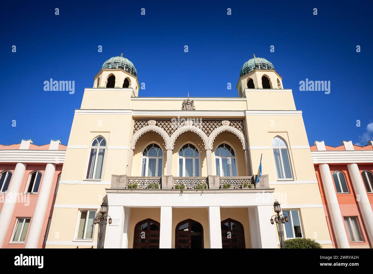 Bild des Rathauses von Mohacs, Ungarn. Das Rathaus von Mohács ist ein imposantes Gebäude auf der Ostseite des Széchenyi-Platzes. Entwickelt von ALAD Stockfoto