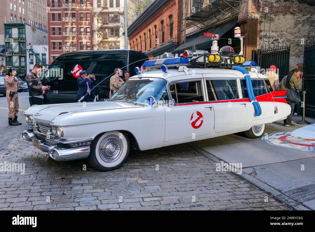 New York, New York, USA. März 2024. Eine Kombination aus dem NYFD, der die Brandbekämpfung fördert, und der Förderung des neuen Films Ghostbusters: Frozen Empire brachte Hunderte von Fans ins Ghostbuster Firehouse. Die Promo am berühmten Wahrzeichen der Tribeca Ladder 8, einer funktionierenden Feuerwache, brachte kostümierte Fans und die Ghostbusters Ectomobile, Slimer und The Stay Puft Marshmallow man hervor. Einige der Stars des Films, darunter Ernie Hudson, traten auf. (Kreditbild: © Milo Hess/ZUMA Press Wire) NUR REDAKTIONELLE VERWENDUNG! Nicht für kommerzielle ZWECKE! Stockfoto