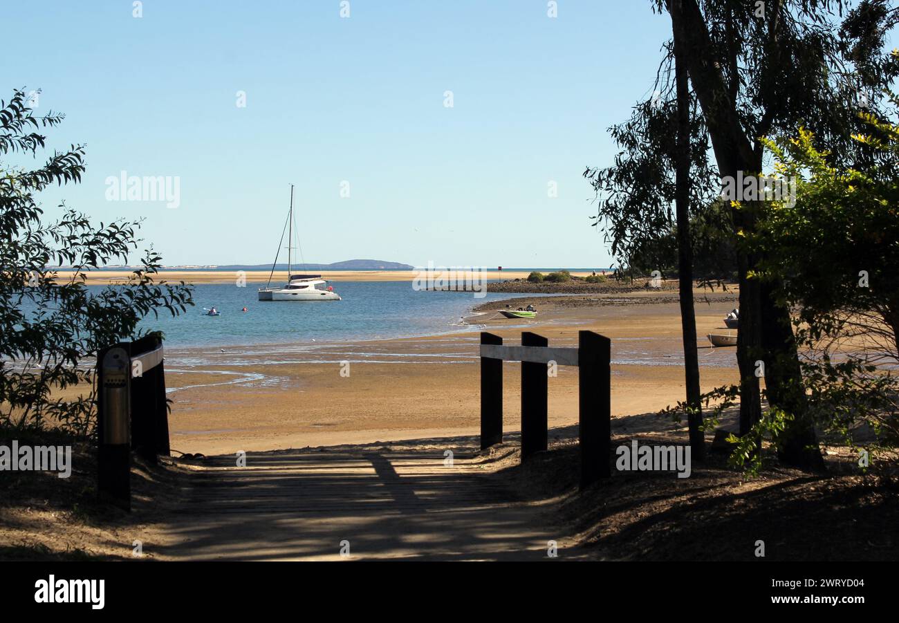 Strand mit Boot, Sand, Meer und Bäume bei Seventeen Seventy in Queensland, Australien Stockfoto