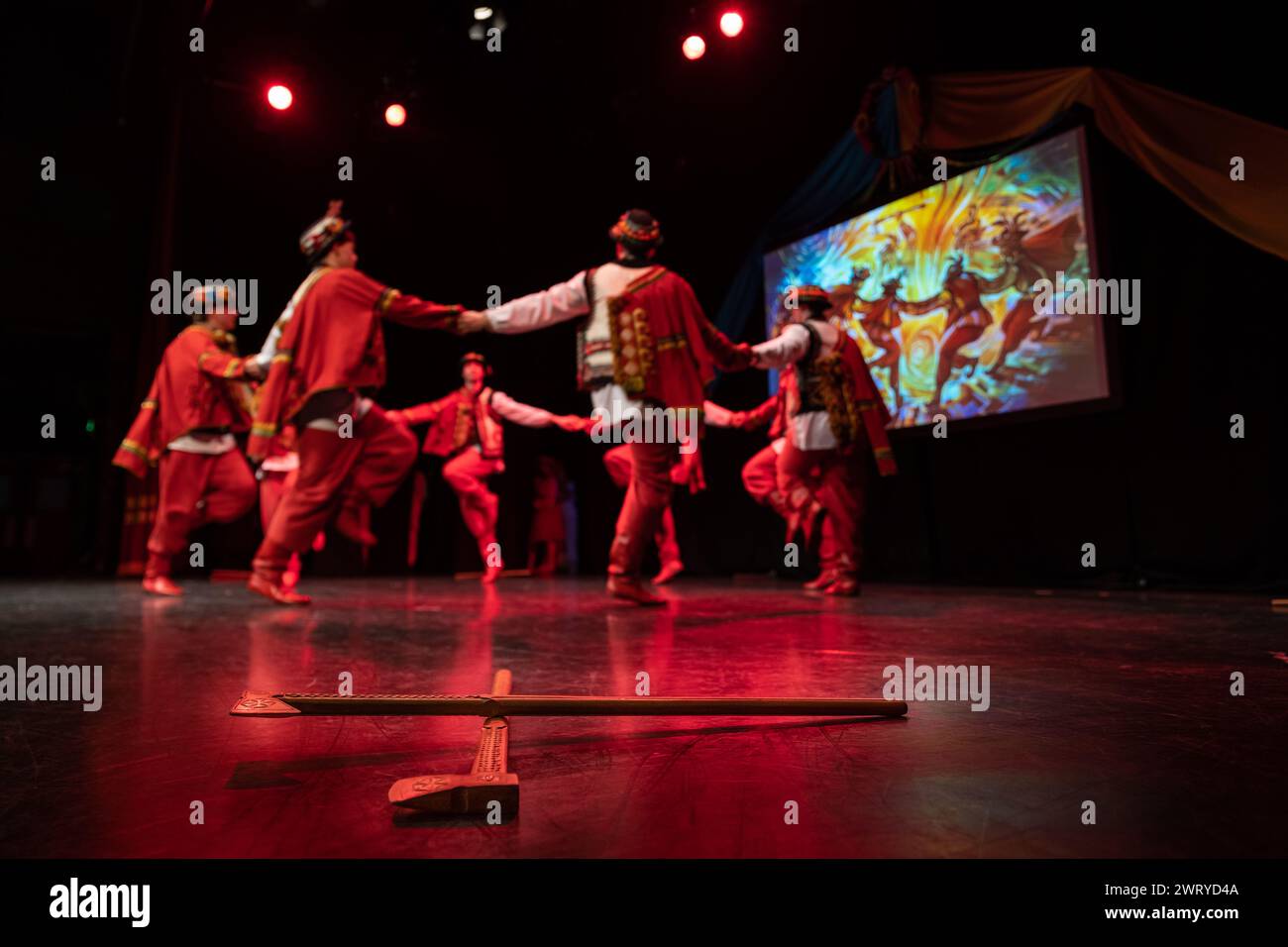 Prolisok Ukrainische Tanzgruppe veranstaltete ein Benefizkonzert für die Ukraine im Shaw Theatre in London, Großbritannien Stockfoto